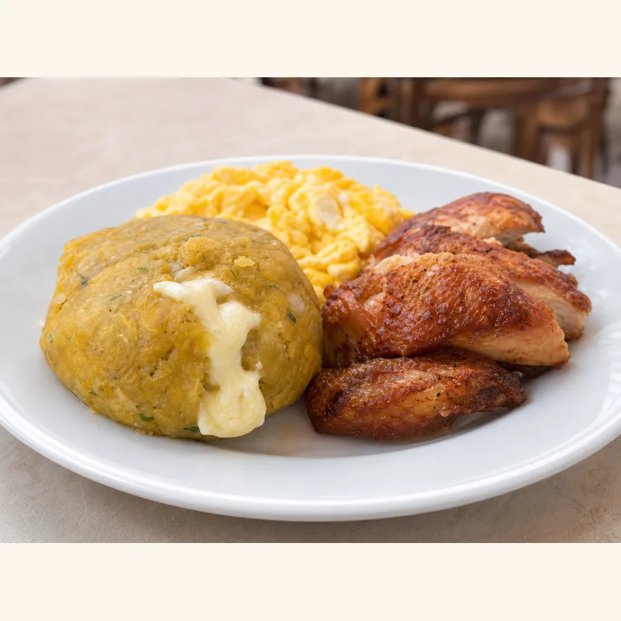Foto von Bolón mit Käse, Eiern und Hähnchen