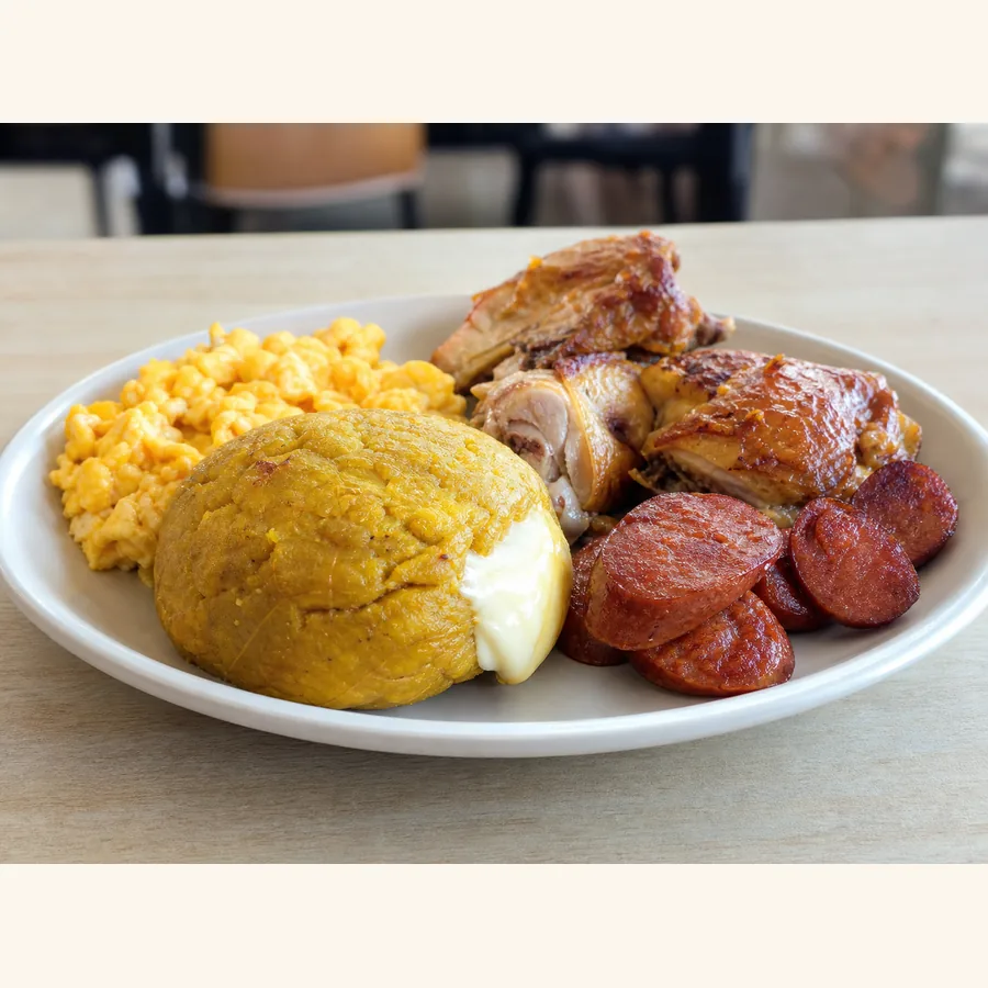 Foto von Bolón mit Käse, Eiern, Hähnchen und Wurst