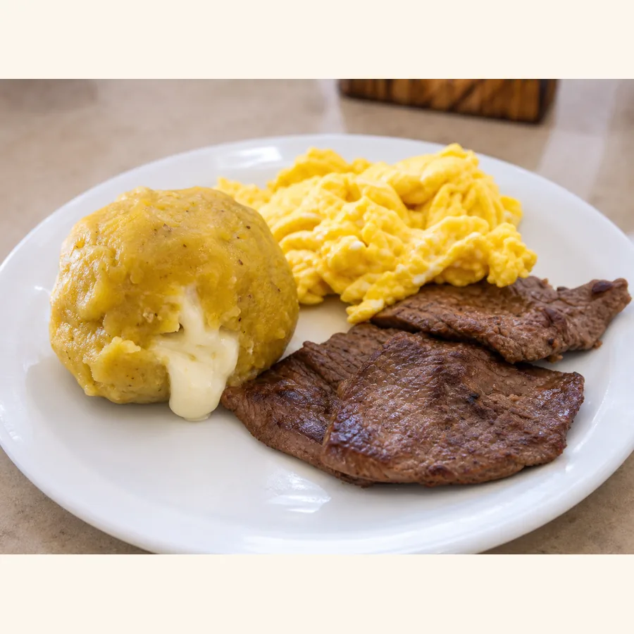 Foto von Bolón mit Käse, Eiern und Steak