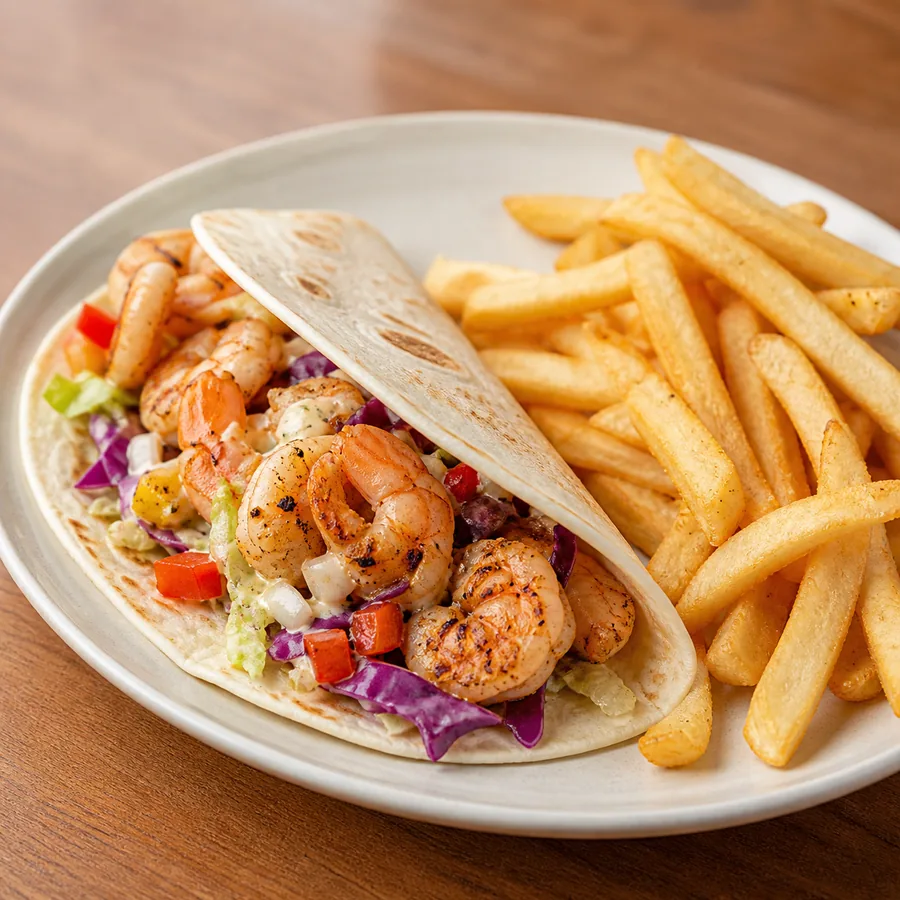 Foto von Garnelen-Taco mit Pommes